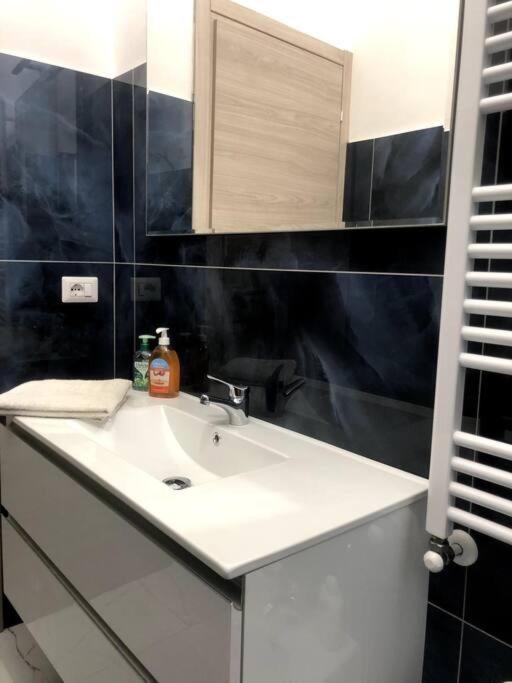 Casa Martina Pronta Per Te, Con Due Stanze Da Letto! Lägenhet Turin Exteriör bild
